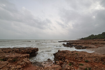 Fototapeta premium Stürmischer Tag am Mittelmeer im Naturpark Serra d'Irta in der Nähe von Alcossebre, Provinz Castellón, Valencia, Spanien