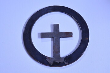 Obraz premium A metal circle, with a metal cross attached to the bottom of the circle. 