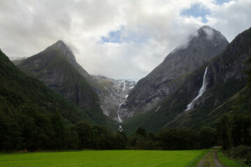 Obraz premium Jostedalsbreen Glacier stands majestically, with its vast icy expanse surrounded by towering, snow-capped mountains.