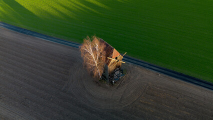 Old ruined windmill in the field © Patryk Michalski