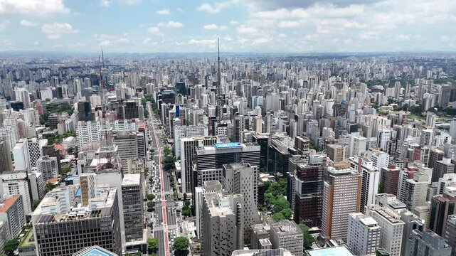 Vis&atilde;o a&eacute;rea da Avenida Paulista, em S&atilde;o Paulo, Brasil, destacando o movimentado centro da cidade, os edif&iacute;cios modernos e a arquitetura ic&ocirc;nica, com vista panor&acirc;mica da principal via paulistana