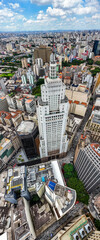 Foto vertical aérea do Edifício Altino Arantes, em São Paulo, destacando sua arquitetura...