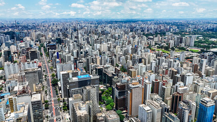 Visão aérea do topo dos prédios da cidade de São Paulo, capturando a imensidão da paisagem...