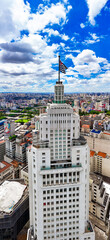 Foto vertical do edificio altino arantes com bandeira da cidade de são paulo no topo