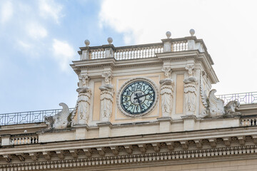 Obraz premium Clock at Palazzo Wedekind, located at Piazza Colonna in Rome, Italy