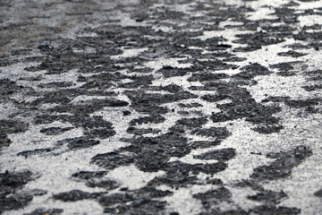 雨上がりのグラウンドに残る足跡