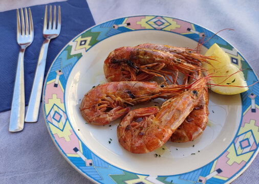 Gebratene Garnelen mit Schale und Kopf