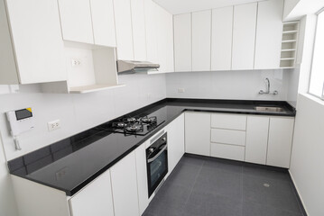 cocina moderna con muebles altos y bajos de melamina , con acabados modernos y mesa de granito