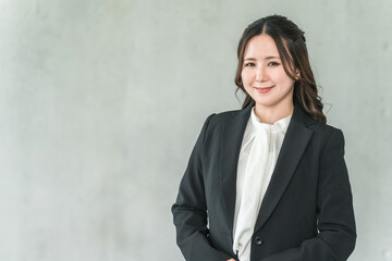 スーツを着た若いアジア人ビジネスウーマン・女性
