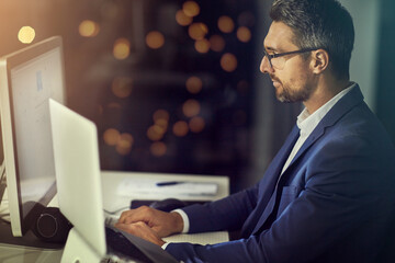 Fototapeta premium Businessman, night or accounting on computer for investment, finance news or budget plan for profit. Bokeh, email or financial advisor on touchscreen technology for update or online economy report