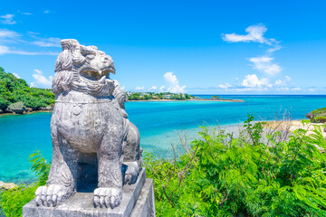 シーサーと沖縄の海