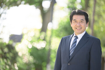 事業承継や社長や経営者のカメラ目線イメージ　コピースペースありのクローズアップ