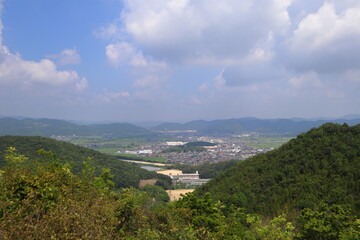 Fototapeta premium 高台の展望台から眺める田畑と山