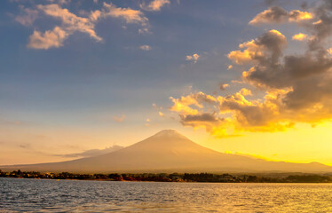 Fototapeta premium 夕陽があたる富士山・河口湖