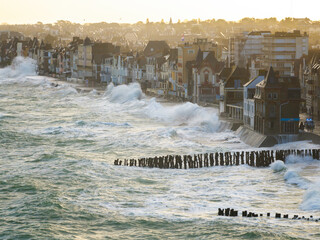 Vue aerienne d'une ville pendant une grande marée avec de grosses vagues submersibles, grande...
