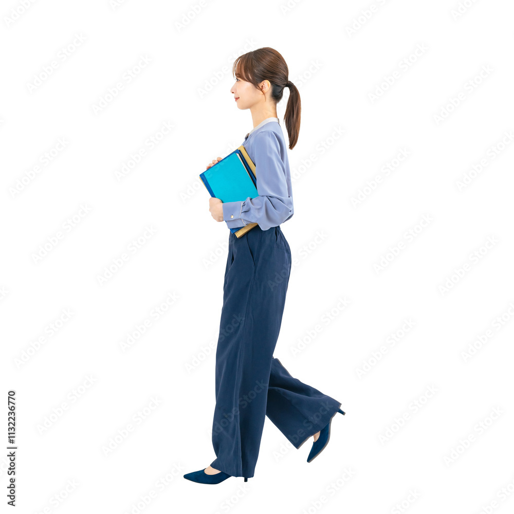 Aufkleber カジュアルウェアを着て歩く女性ビジネスパーソン　手作業で精密に切り抜いた背景透過全身写真png