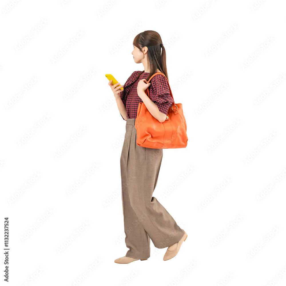 Aufkleber スマホを持って歩くカジュアルウェアの女性　手作業で精密に切り抜いた背景透過全身写真png