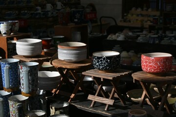 Japan tourism. A view of the pottery fair in Japan.You can buy practical tableware and artistic antique pottery at low prices.
