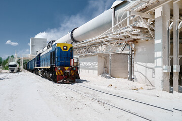 Shunting diesel locomotive moves cars at silica factory