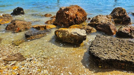 Obraz premium Stone reef ,seashell on sand beach with wave of sea water landscape for decoration on summer holiday and sea life.
