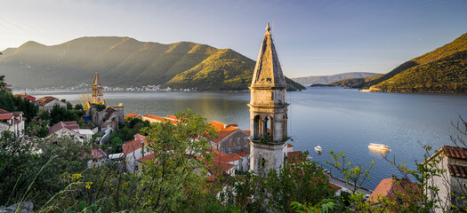 Blick über Perast, Bucht von Kotor, Montenegro