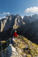 ein Wanderer blickt in die Karanfili Berge, Prokletije Massiv, Gusinje, Montenegro
