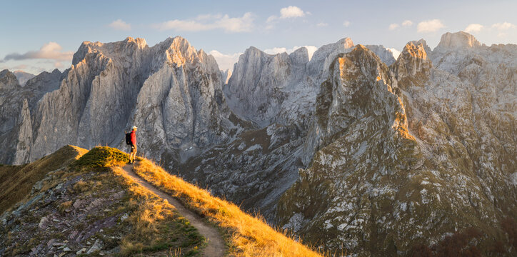 ein Wanderer blickt in die Karanfili Berge, Prokletije Massiv, Gusinje, Montenegro