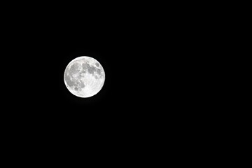 Obraz premium Full moon photographed on October 17, 2024 in Germany.