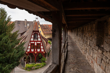 Rothenburg ob der Tauber in Bayern, der Gang an der Stadtmauer und dem Hohennersturm mit Blick auf die Gerlachschmiede.