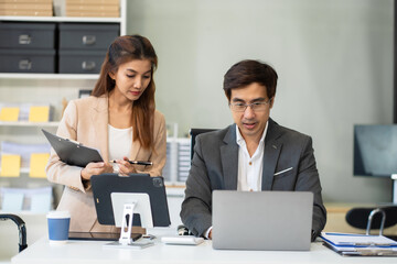 Obraz premium Strategic teamwork and insights drive company growth and success.