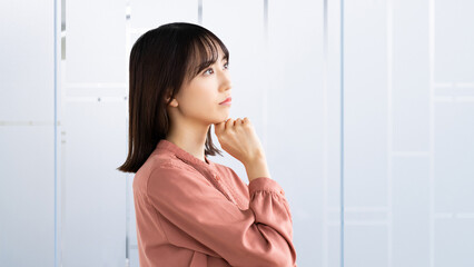 考えごとをする女性・ビジネスウーマン