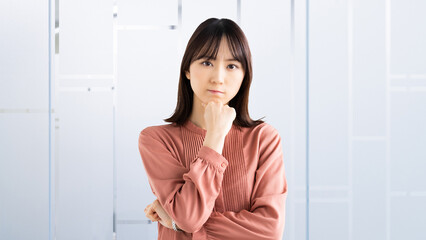 考えごとをする女性・ビジネスウーマン