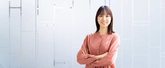 腕を組んで微笑む女性・ビジネスウーマン