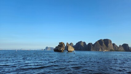 Naklejka premium Close up of the Kissing Rocks known as Rock of The Kissing Cocks in Ha Long bay, Vietnam.