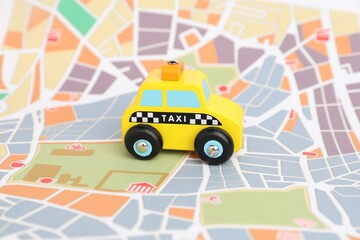 Naklejka premium Yellow taxi car on city map. Road trip