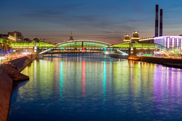 Obraz premium MOSCOW, Russia - October 21, 2024: View of the Bogdan Khmelnitsky Bridge and the Rostov Embankment on an autumn evening
