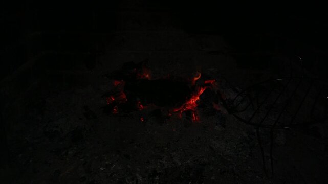 Fuego de le&ntilde;a en una chimenea de ladrillo