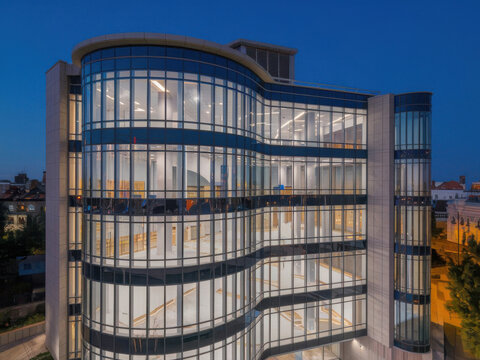 Edificio moderno con ventanas de vidrio curvo por la noche
