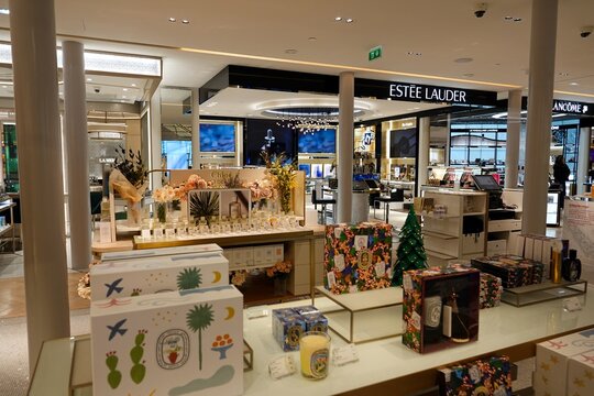 Des parfums et coffrets expos&eacute;s dans une galerie marchande &agrave; Paris
