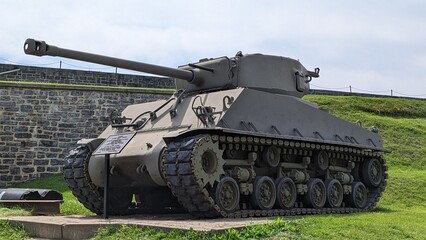 Obraz premium Historic Sherman tank on display at a military museum, showcasing its preserved design and heavy-duty tracks.