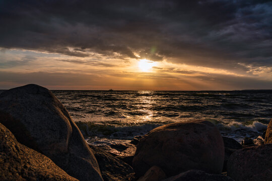 Kriegsschiff im Sonnenuntergang