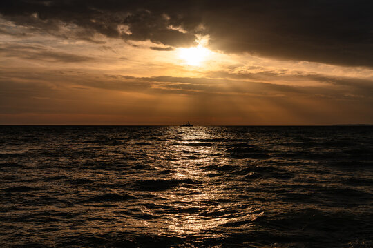 Kriegsschiff im Sonnenuntergang