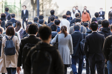 朝の通勤するビジネスマンたちの後ろ姿　東京