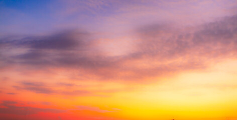 Obraz premium Morning sky background,Morning Sky, Horizon,Golden Sunset beauty Sun Dawn with Yellow, Orange, Blue Sunrise sky Background, Sunny bright Dramatic Cloud heaven sunshine,Beautiful , luxury soft gradient