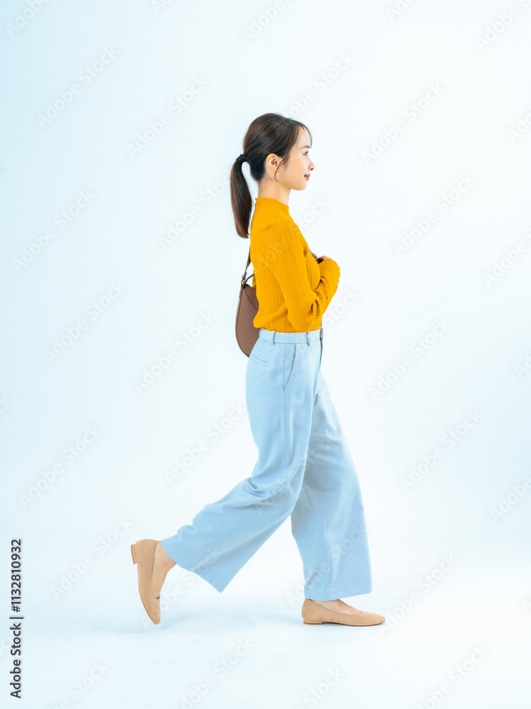 Poster 歩く、女性、全身、外出、ショッピング、お出かけ、散歩、ビジネスパーソン、カジュアル、通勤、通学、歩行者、日本人、仕事、バッグ、買い物、前進、進歩、ポジティブ、笑顔、横顔、横向き、側面、スタート、目標、成長、チャレンジ、挑戦、人材、転職、就職、学生、ビジネスウーマン、キャリアウーマン、旅行、観光、観光客、ポートレート、おしゃれ、カラフル、競争、出発、キャリア、写真、広告、切り抜き、白バック、コピース