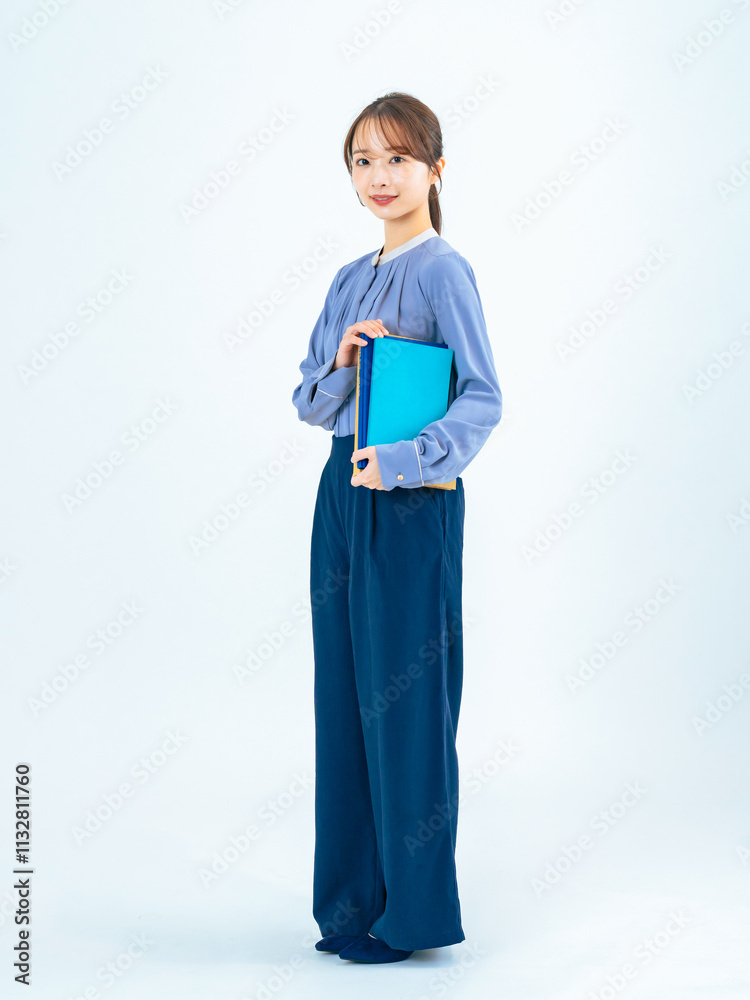 Fototapete 女性、ビジネス、全身、立つ、ビジネスウーマン、キャリアウーマン、学生、ノート、ファイル、秘書、仕事、転職、資格、ポートレート、ファッション、カジュアル、おしゃれ、ワイドパンツ、ガウチョパンツ、アパレル、働く、学習、勉強、インターン、人材、教育、会社員、就職、美人、若い、20代、カメラ目線、白バック、切り抜き、カラフル、クール、かっこいい、笑顔、ポジティブ、やる気、大学生、教師、授業、日本人、ビジネ