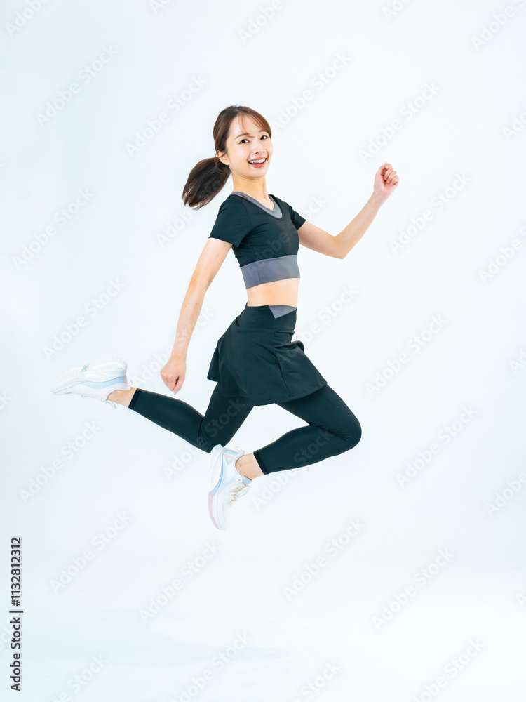 Aufkleber ジャンプ、飛躍、トレーニング、スポーツ、女性、日本人、スタート、走る、ランニング、ジョギング、ウェア、全身、元気、エクササイズ、フィットネス、運動、ジム、ヘルスケア、健康、笑顔、躍動感、アクション、アクティブ、ダイエット、スマート、スリム、ダッシュ、ゴール、競争、ポニーテール、爽やか、爽快、セパレート、くびれ、挑戦、チャレンジ、目標、ポジティブ、ボディケア、ステップアップ、やる気、嬉しい、カメラ目