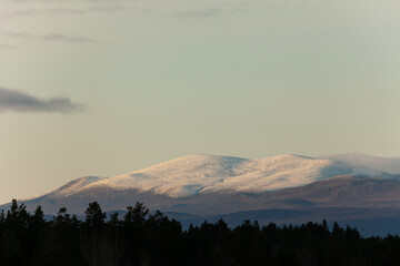 Schwedisch Lappland im Herbst. Die Bergkuppen mit Schnee bedeckt.