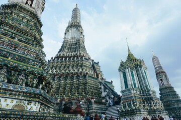 Świątynia Świtu Wat Arun w Bangkoku to zabytkowa świątynia buddyjska nad rzeką Menam, znana z bogato zdobionych wież w stylu khmerskim. Popularna atrakcja turystyczna Bangkok, Tajlandia. © Adam