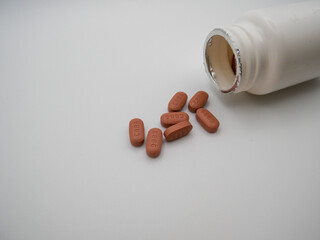 Bote con antirretrovirales para persona con infecci&oacute;n por VIH